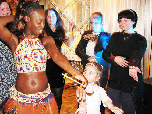 Писательница Юлия РУДЕНКО (справа) ненадолго загрустила