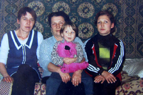 Погибшая Таисия РУДАКОВА на руках у бабушки (Фото: «Комсомольская правда – Ростов»)