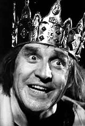 В пьесе ШЕКСПИРА «Ричард III» на сцене Театра им. Е. Вахтангова заглавную роль темпераментно сыграл Михаил УЛЬЯНОВ