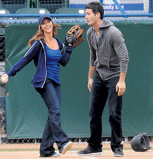 ЛАВ ХЬЮИТТ получает массу удовольствия от съёмок в сериале с бойфрендом, но с трудом встает в 3.45 утра