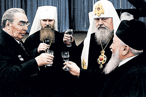 Водка объединяет всех: БРЕЖНЕВ, АЛЕКСИЙ II , тогда - управляющий делами Московской патриархии, патриарх Пимен и главный раввин Московской хоральной синагоги Яков ФИШМАН празднуют 60 лет Великой Октябрьской социалистической революции