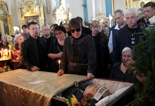 Вдова режиссёра Надежда ВАСИЛЬЕВА (в центре) на отпевании мужа в Князь-Владимирском соборе в Санкт-Петербурге