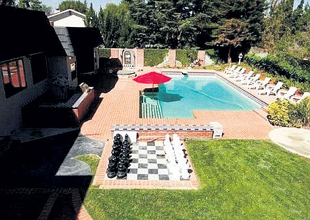 ...обустроили своим детям сказочный дом