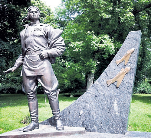 Трижды Героя СССР Ивана КОЖЕДУБА нацисты боятся и в бронзе