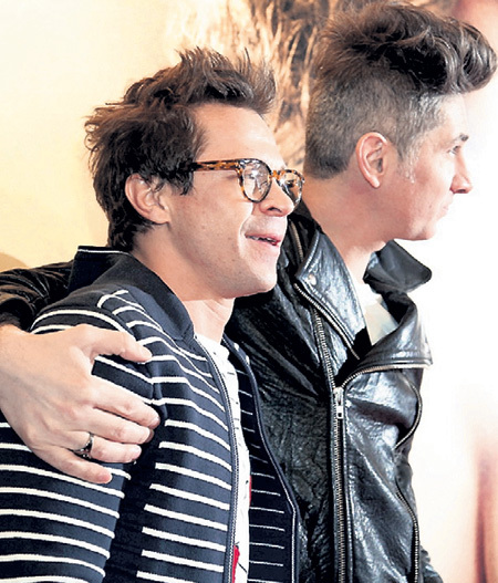 На вопрос: «Был  ли у вас роман с проводницей?» - Павел ДЕРЕВЯНКО пошутил: «Почему с проводницей? С проводником!» (на фото актёр с режиссёром Игорем ВОЛОШИНЫМ)