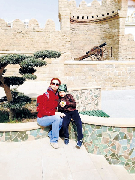 Актриса с сыном в Баку