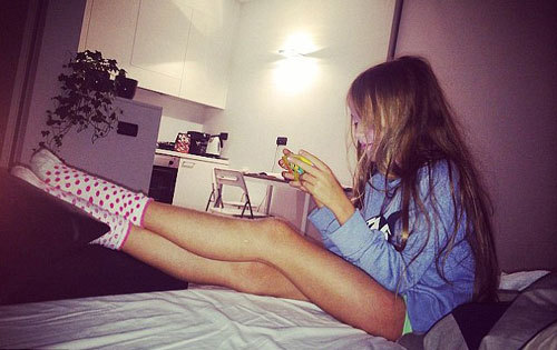 Этот снимок мама девочки назвала «Постельное время» (Фото: Instagram**.com)