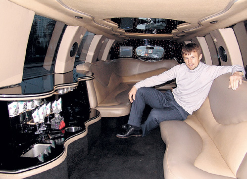 В лимузинах, которые предлагает напрокат Сергей СЕМАК, можно запросто нарушить спортивный режим