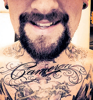 Рокер сделал тату, чтобы порадовать любимую