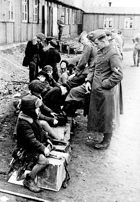 Чтобы выжить, ребятишки работали за корочку хлеба. Надраивая немцам сапоги, они мечтали вырасти и поубивать фашистских гадов