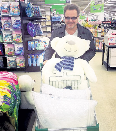 ...а Владимир - с купленным для сына огромным белым мишкой