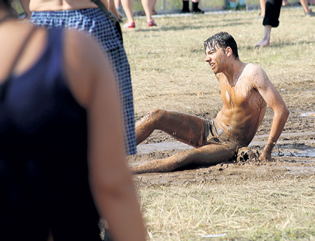 Прошедший дождик подарил новую забаву - валяние в грязи