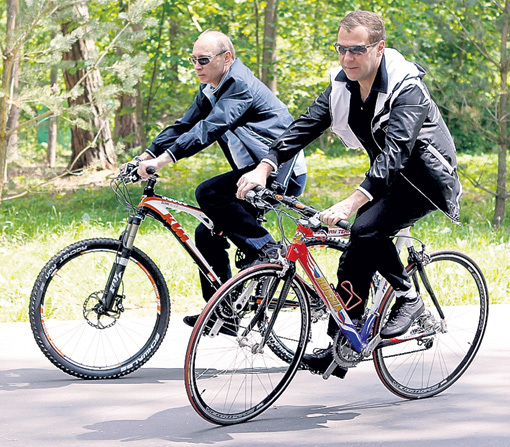 Путин с Медведевым личным примером показали: летом на природе надо не бухать, а озаботиться собственным здоровьем. Фото: РИА «Новости»