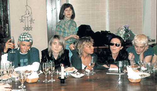 Дружеские посиделки: Настя КАЛМАНОВИЧ (экс-продюсер ЗЕМФИРЫ), РАМАЗАНОВА, Лена ПЕРОВА и актер Артем ТКАЧЕНКО (крайний справа). Фото: Vk.com