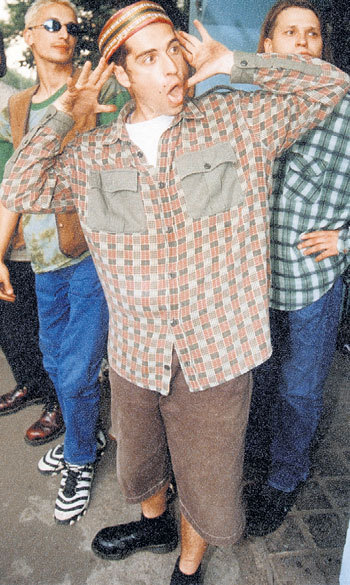 Макс ПОКРОВСКИЙ оскорбления в адрес своей группы «Ногу свело» терпеть молча не будет (Фото Валерия ЛЕВИТИНА)