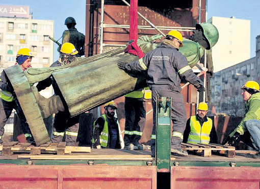 Варшава. Памятник советско-польскому братству по оружию - первый послевоенный мемориал, воздвигнутый 8 ноября 1945 г., городские власти обязались отреставрировать и перенести. Но в феврале 2015 г. отменили это решение