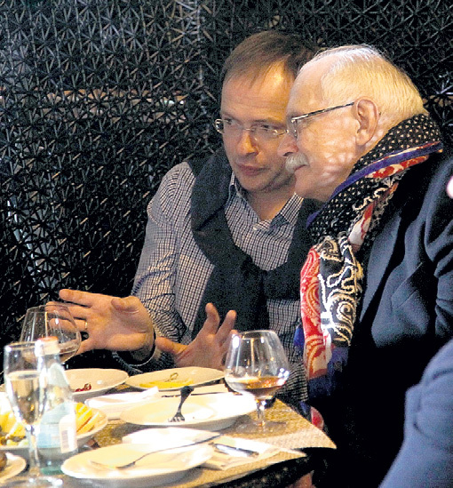 Обсуждая достоинства полуголых девочек, МЕДИНСКИЙ и МИХАЛКОВ хлопнули бутылку ядреного коньяка...