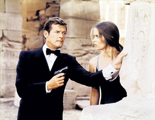 Роджер исполнил роль Джеймса БОНДА в семи картинах (с Барбарой БАХ в фильме «Шпион, который любил меня»)