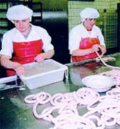 ФОРМОВЩИЦЫ: делают сосиски километрами