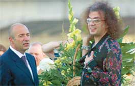 ИМЕНИННИК (слева): принимает самый большой букет от царя российской эстрады