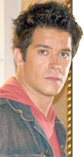 КЛОН ЛЕО - ОДНА ИЗ ТРЕХ СЕРИАЛЬНЫХ ИПОСТАСЕЙ БЕНИСИУ: для этого персонажа актер научился кататься на скейте