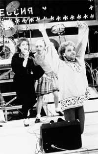 С ЮНЫМ БОРЕЙ МОИСЕЕВЫМ: Базаркина - крайняя слева (1989 г.)