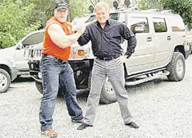 КРУТИЗНА: в кино Филимонов (справа) будет разъзжать на своем навороченном "хаммере"