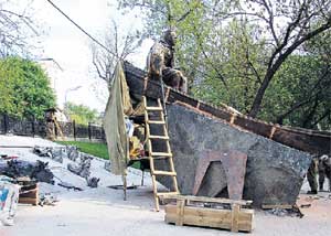 МИХАИЛ ШОЛОХОВ: плывет по Дону в центре Москвы