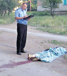 ОПЕРАТИВНАЯ СЪЕМКА: на месте эксперты обнаружили кровавый след убийцы