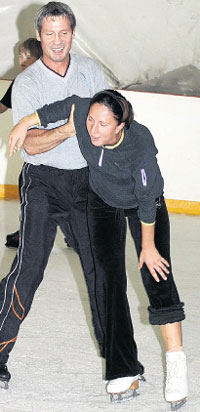 АНАСТАСИЯ МЫСКИНА: обессилев, опирается на руку тренера