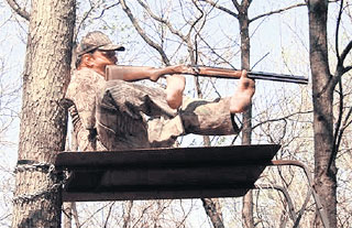 ЗАЯДЛЫЙ ОХОТНИК: ногами стреляет как снайпер