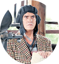 ГАРКАЛИН: играет городского сумашедшего по прозвищу Астроном