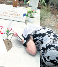 МОГИЛА СТАРЦА: люди приходят сюда с надеждой