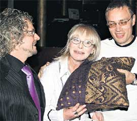 АДРЕЙ БИЛЛЬ (СЛЕВА): подарил молодым чудо-подушку