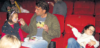 ЗАБОТЛИВЫЙ ОТЧИМ: Асеньку уже накормил, и стал пичкать вкусностями Аришу