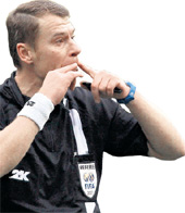 ЮРИЙ БАСКАКОВ: часто свистит невпопад (фото «Спорт-Экспресс»)