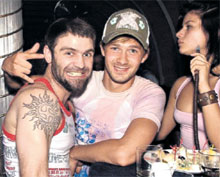 ВРЕДНАЯ ПРИВЫЧКА: пока Сычев развлекается с друзьями, Суркова нервно курит в стороне