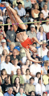…и бесстрашно падает головой вниз