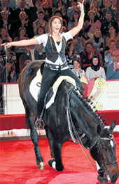 УМЕЛАЯ НАЕЗДНИЦА: Анита заставила лошадку бить поклоны!