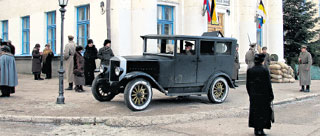 У ШТАБА БЕЛОЙ КОНТРРАЗВЕДКИ: машина и костюмы соответствуют эпохе