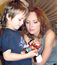 СЧАСТЛИВАЯ СЕМЬЯ: Тим радует маму познаниями в английском