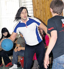 АЛЕКСАНДР РЕВВА: жонглируя мячом, рассказал два скабрезных анекдота