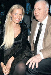 БЕС В РЕБРО: телеведущий Борис Ноткин давно предпочитает молоденьких