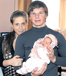 АНДРЕЙ С ЖЕНОЙ: теперь Юля носит строгую одежду (фото «РИА Новости»)