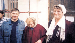 ВАЛЕНТИНА ЛАПКИНА (СПРАВА) С БЛАГОДЕТЕЛЯМИ: бизнесмен Александр Долматов закупал и привозил материалы, контролируя их использование