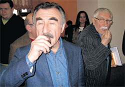 ВЕЧЕР УДАЛСЯ: каневский выпил за здоровье брата, а Джигарханян - закусил