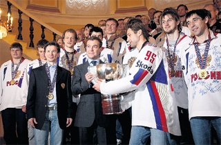 НА ПРИЁМЕ В КРЕМЛЕ: к заветному кубку прикоснулся и Президент России Дмитрий Медведев (фото Константина Иванова «Совесткий спорт»)