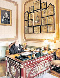 АЛЕКСИЙ II В РАБОЧЕМ КАБИНЕТЕ: неустанно печётся о благе государства и соотечественников