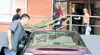 ГОРЕСТНЫЙ МОМЕНТ: вдова Пуговкина беспокоилась, чтобы тело покойного супруга бережно донесли до спецмашины