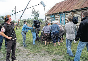 СЪЕМКИ: пока бабы бьют Женьку, шесть мужчин за этим наблюдают